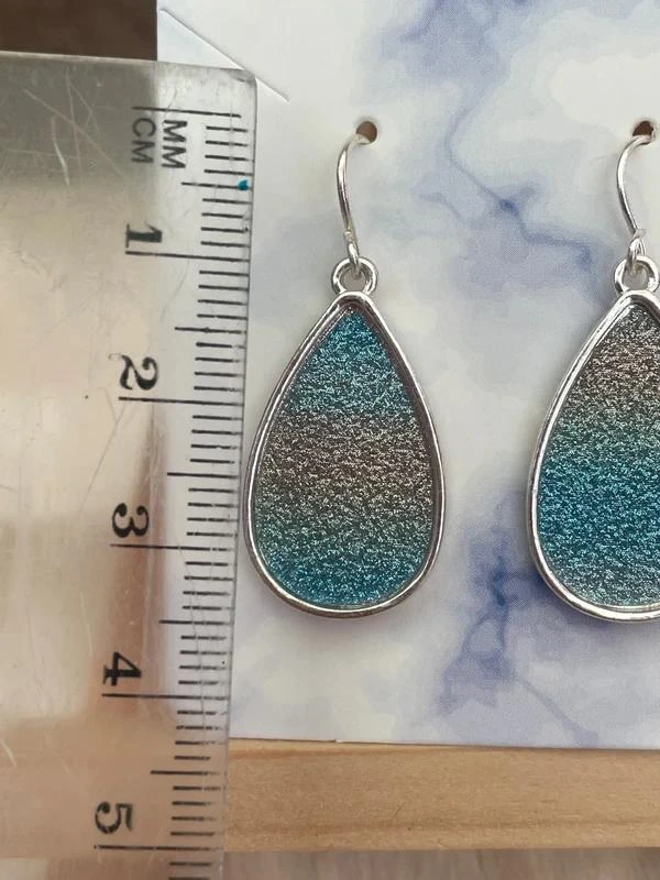 Boucles d’oreilles goutte élégante argentée pailletée ton bleu – photo 3